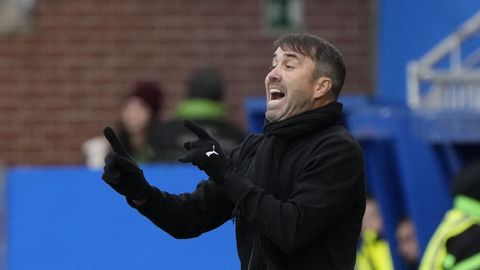 Eduardo Coudet, dirigiendo al Alavs ante el Celta.