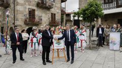 El presidente de la asociaci�n, Francisco Mestre, y el regidor de Celanova, Antonio Puga, tras el descubrimiento del cartel