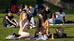 Los ingleses aprovecharon al m�ximo las altas temperaturas en los parques e incluso tomando el sol en las playas