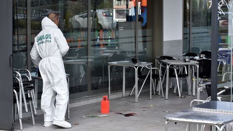 Un investigador de la Guardia Civil, este martes en la terraza del hotel de Bastiagueiro (Oleiros) junto al lugar en el que cay muerto el hombre de 31 aos