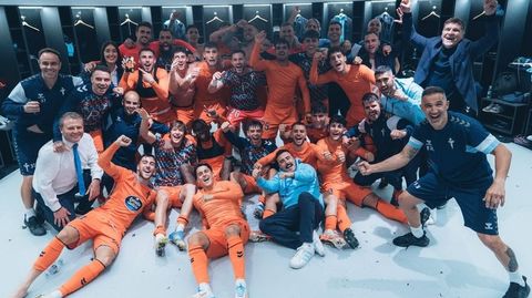 Jugadores y cuerpo t�cnico del Celta, celebrando el triunfo ante la Real Sociedad en Anoeta.