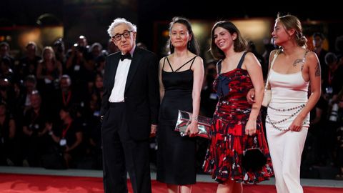 Allen, su mujer Soon-Yi Previn y sus hijas adoptivas Manzie Tio Allen y Bechet Dumaine Allen.