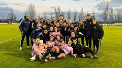 La expedici�n del Real Oviedo femenino celebra sobre el c�sped el triunfo ante el Pradej�n