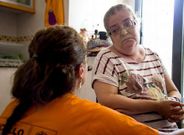 Rosa Mar�a Quiroga charlando con una cuidadora de barrio cuando la atend�a.