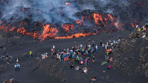 Turistas a escasos metros de la lava