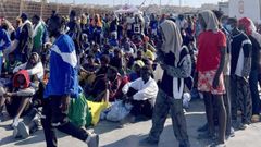 Migrantes, esperando en el puerto de Lampedusa este mi�rcoles