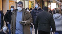 Gente con mascarilla paseando por las calles de Pontevedra
