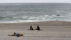 Los arenales de A Coru�a amanecen completamente vac�os y limpios