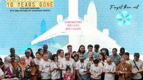 Familiares de los pasajeros en un acto de recuerdo con motivo del d�cimo aniversario de la tragedia con el ministro de Transportes malasio en un acto en la ciudad de Subang, pr�xima a la capital del pa�s y punto de despegue del vuelo MH370, Kuala Lumpur 