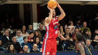 Francis Alonso lanza un triple durante el encuentro ante la defensa de Shannon Evans.