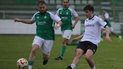 Jairo L�pez pelea por el bal�n durante el partido de este domingo en A Marosa.