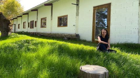 Miriam P�rez en el exterior del Espacio Vilaseco, en la parroquia chantadina de Mouricios