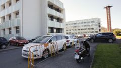 Rejas de obra impiden el aparcamiento sobre aceras destrozadas