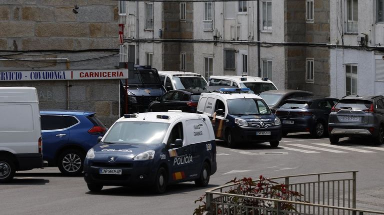 Imagen de archivo de coches de Polic&iacute;a Nacional durante una redada antidroga en Ourense