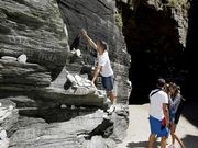 Un visitante de As Catedrais escrib�a ayer su nombre en las rocas, justo antes de ser reprendido por sus compa�eros.