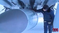 Un soldado inspecciona un misil hipers�nico Kinzhal instalado en un caza MiG-31K durante las maniobras realizadas por Rusia en febrero antes de la invasi�n de Ucrania.