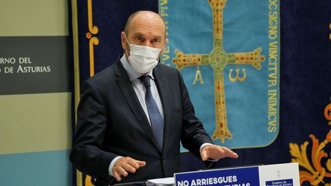 El vicepresidente y consejero de Administraci�n Auton�mica, Medio Ambiente y Cambio Clim�tico, Juan Cofi�o, durante la rueda de prensa posterior a la reuni�n semanal del Ejecutivo asturian