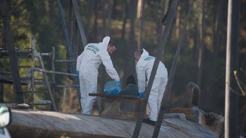 Agentes trabajando en el semisumergible en A Illa, antes de su traslado