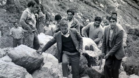 10 junio. El concejo est� incomunicado por barricadas y derrumbes provocados. Los mineros evacuan a una vecina en camilla para ser trasladada en ambulancia a un centro hospitalario