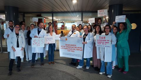 Concentración de los médicos de Montecelo en apoyo a la huelga de Vigo