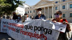 Miembros de asociaciones memorialistas y en favor de la memoria hist�rica se han concentrado este domingo, 18 de julio, en las puertas del Congreso para reclamar una condena al franquismo.