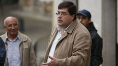 Felipe Aira, en primer t�rmino, dirigiendo una visita guiada por las calles de Monforte