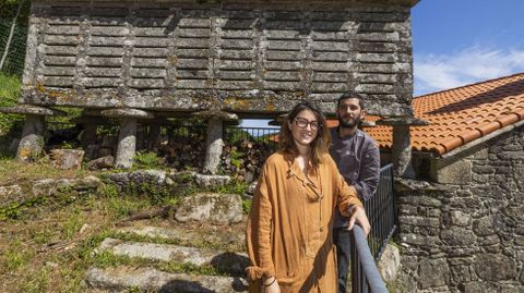 Lu�sa Garc�a e V�ctor Basante, responsables de Arrueiro, en Laxe
