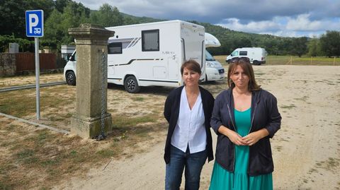 Mara Lpez y Cristina Cid, en el rea de autocaravanas de Allariz