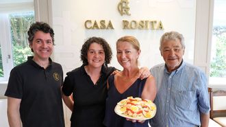 De izquierda a derecha, Jos Ramn y Rosita Montero, Mercedes Prez y Javier Montero, con su famoso salpicn de marisco
