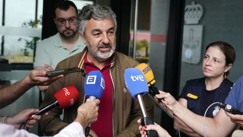 El consejero de Medio Ambiente Alejandro atendiendo a los medios junto a la delegada del gobierno Adriana Lastra y el consejero de Medio Ambiente Alejandro Calvo en la sede del 112 donde se ha reunido con los cuerpos que hacen seguimiento de los incendios forestales en la provincia esta maana