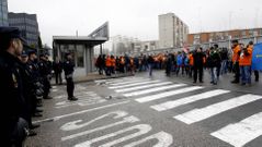 Trabajadores de la f�brica de armas de A Coru�a, entre otras ciudades se manifestaron ante la sede de la empresa en Madrid.