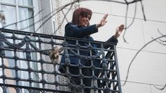 La expresidenta argentina Cristina Fernndez saluda desde el balcn de su casa