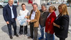 El alcalde ense�a el proyecto en compa��a de algunos concejales
