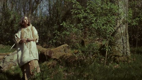 Fotograma do documental de Dami�n Varela e Alba L�pez �Bego�a Caama�o: navegar no pracer do azul�, nun momento da dramatizaci�n coa figura de Morgana pola bailarina Elsa Pereira.