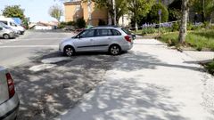 La obra est� sin acividad y condicionando la movilidad de los residentes desde las Navidades pasadas, en que pararon por vacaciones y ya no se retomaron en enero.