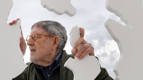  El artista valenciano Juan Genovs examina su escultura  Transbase  donada al Centro Niemeyer de Avils, en donde esta tarde se inaugura su primera exposicin colectiva con sus hijos Pablo, Silvia y Ana