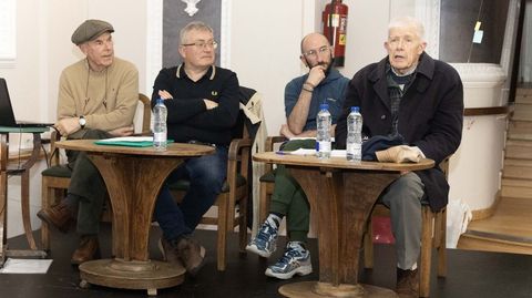 Xan Fern�ndez, Luis Giad�s, Xabi Varela y Jos� Luis Rabu�al, en el Casino de Carballo. 
