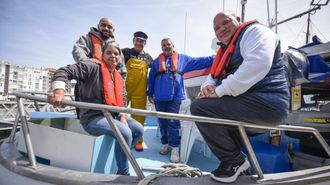 Cuatro profesionales del sector del mar del puerto de Sada con Sauro Mart�nez, patr�n del Playa de Sanxenxo