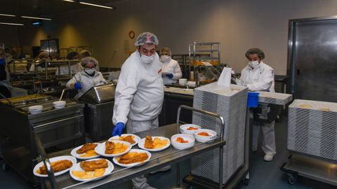 Proceso de emplatado de los mens en la cocina del HULA.