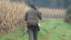 Un cazador de la sociedad de Portas este domingo, en el arranque de la temporada de caza menor.