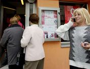 Algunos afectados acudieron a la agencia de Ponteceso a poner al d�a sus cuentas.