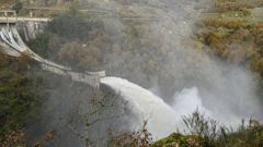 Las fotos de los embalses del Mi�o soltando agua