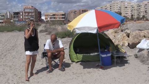 El matrimonio formado por Jos� Vicente Roca y Charo Ortiz con sus pertenencias en la playa alicantina de San Gabriel, donde se ven obligados a dormir por no poder hacer frente al alquiler de una vivienda.