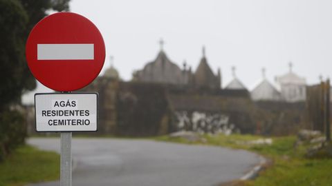 La se&ntilde;al colocada cerca del cementerio de Corrubedo ha despertado todo tipo de comentarios jocosos