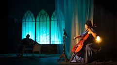 <span lang= gl >Co seu violonchelo, Esperanza Mara interpreta unha decena de pezas durante a funci�n</span>