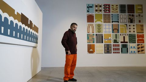 V&iacute;tor Mejuto, posando coa s&uacute;a obra na exposici&oacute;n &laquo;A Coru&ntilde;a cidade&raquo;, que acolle a sede coru&ntilde;esa de Afundaci&oacute;n.