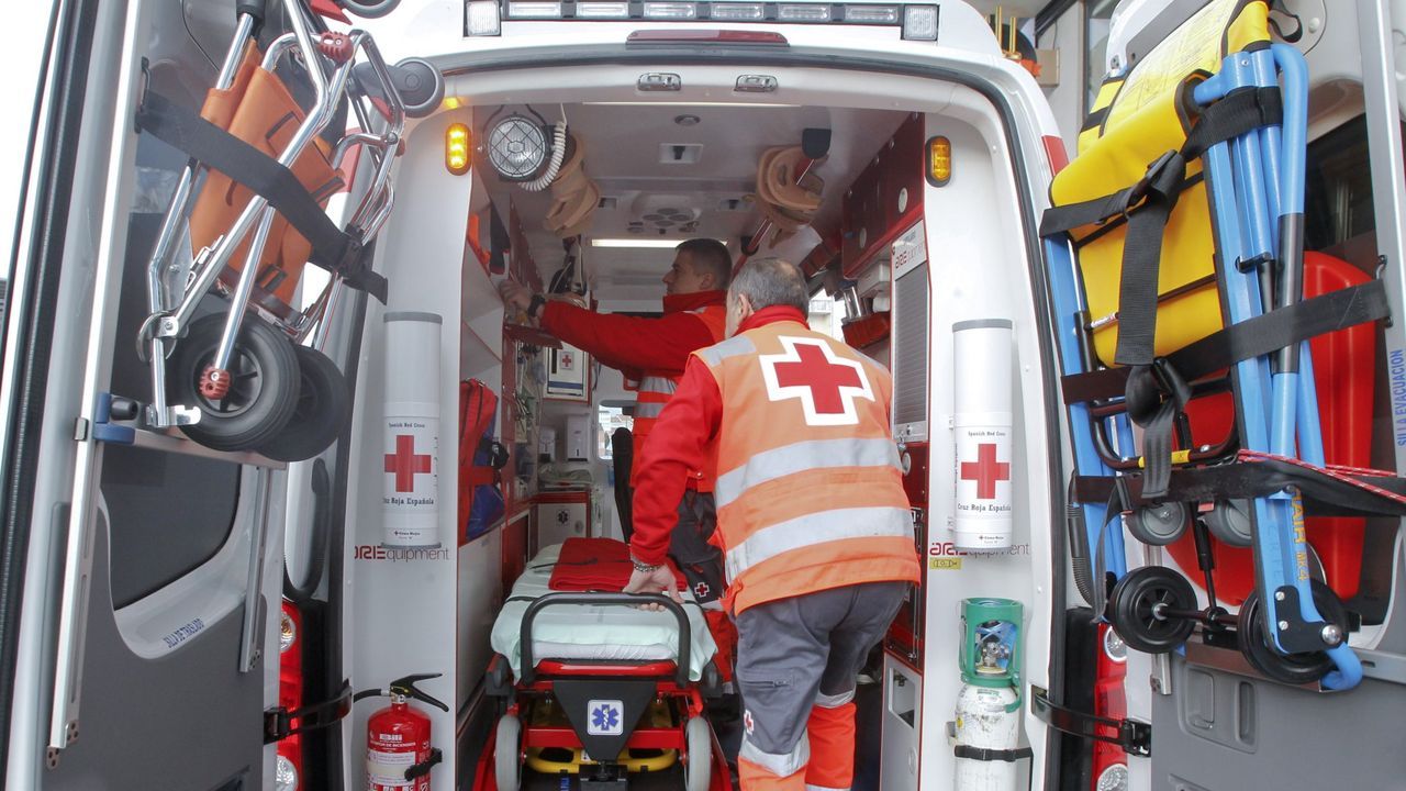 Trasladan al hospital a un hombre inconsciente tras una caída en Narón