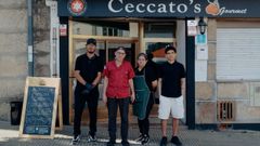 Frank, de rojo, y su equipo en el restaurante Ceccato's Gourmet
