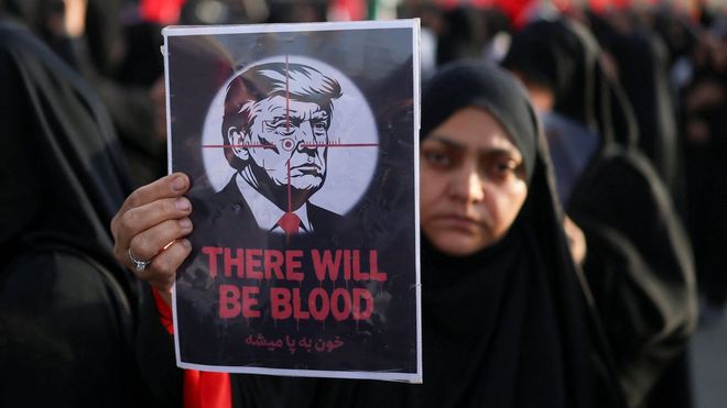 Una mujer sostiene un cartel contra Trump en Teher&aacute;n, durante los funerales de Al&iacute; Jamen&eacute;i