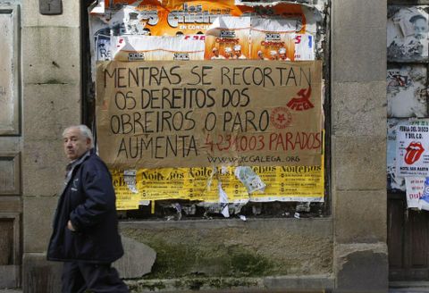 Pancarta contra los recortes laborales y el paro, que los ourensanos creen que continuar. 